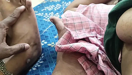 Verheiratete frauen und ihre stiefschwester dreier im bett