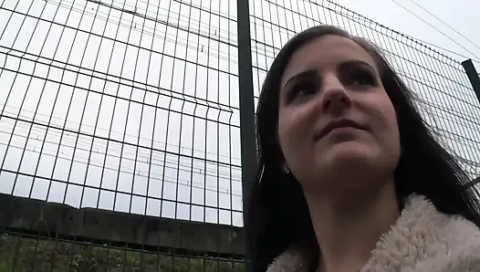 Pelacur cantik berusia 20 tahun disetubuhi oleh dua orang asing