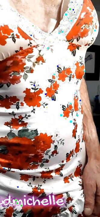 Cdmichelle isprobava mnogo različitih odjevnih kombinacija: donje rublje, haljine, bodiji,