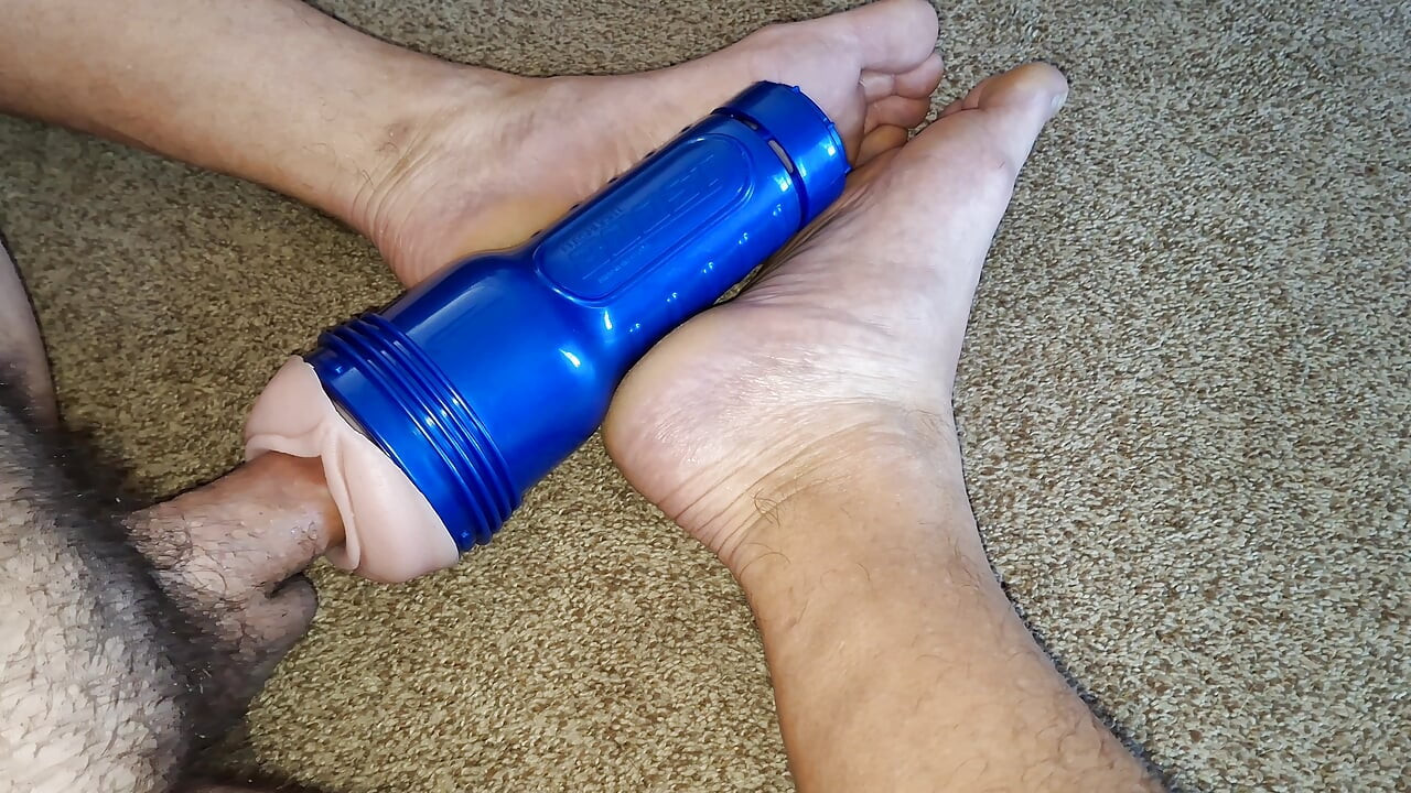 Usando mi muñeca sexual Fleshlight con un poco de ayuda de mis pies