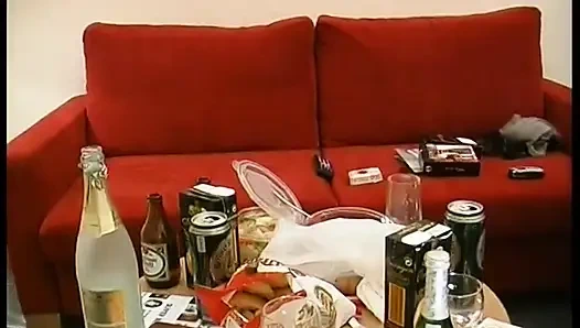 Schüchternes teen gibt blowjob und fingert ihre kostbare muschi