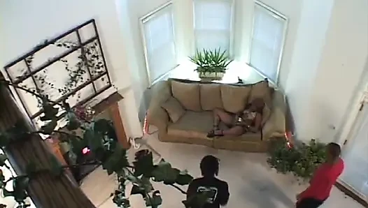 Tatlı zenci hatun iki hortumdan dölle çifte sikiliyor ve yıkanıyor