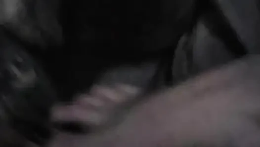 Ayak parmaklarını emiyor