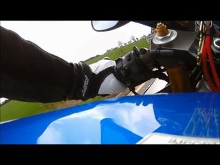 Un Motard Fait Une Pause Branlette