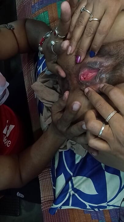 Versuchen sie, analplug, Vibrator und seine zunge in die muschi und das arschloch ihrer freundin eingeführt