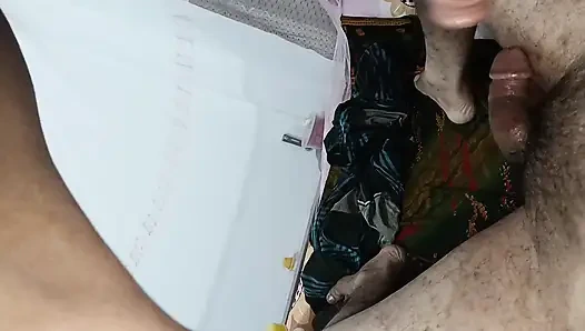 Hintli kadın ateşli seks yapıyor. Çok güzel görünüyor.