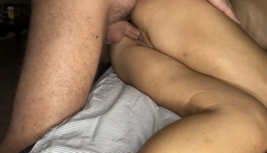 Ich spiele mit der engen muschi meines mädchens und fülle sie mit sperma