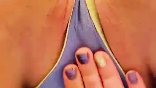 Ich spreize meinen arsch versohlt und spiele mit meinem arschloch in den pullovern meines 65f-fußballtrainers und gab es ihr dann