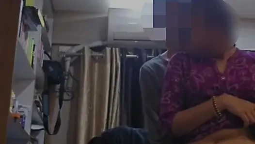 Schneller blowjob und sex im hotelzimmer mit wunderschönem indischem mädchen