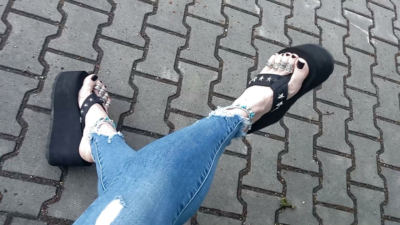 Sexy feet in black platforms, toe rings & anklets + ripped jeans