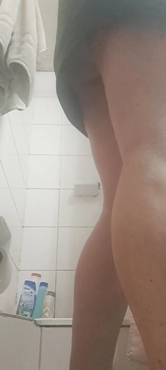 Milf without panties, showing her ass and hairy pussy