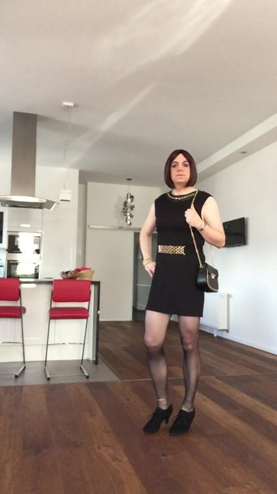 Nicki-crossdress - güzel mini elbise ve seksi külotlu çorap (c)2016