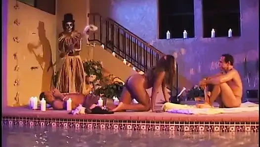 Azgın zenci bebek beyaz ve siyah bir adamla Afrikalı fantezisi üçlü seks yapıyor
