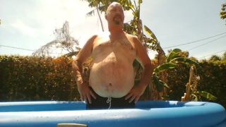 Наблюдение за толстым животом у бассейна