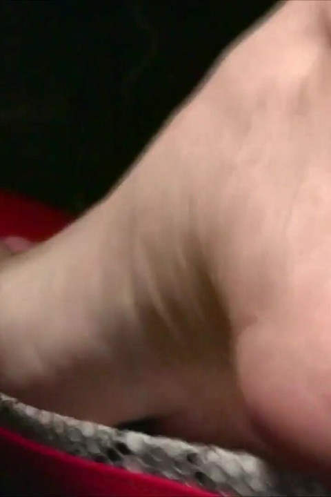 Sexy barefeet pedalando em scarlet buckled flats