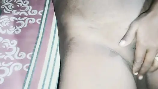 Тугая девственная киска (18+) Индийская зрелая домохозяйка трахает пальцами и мастурбирует впервые в деревне