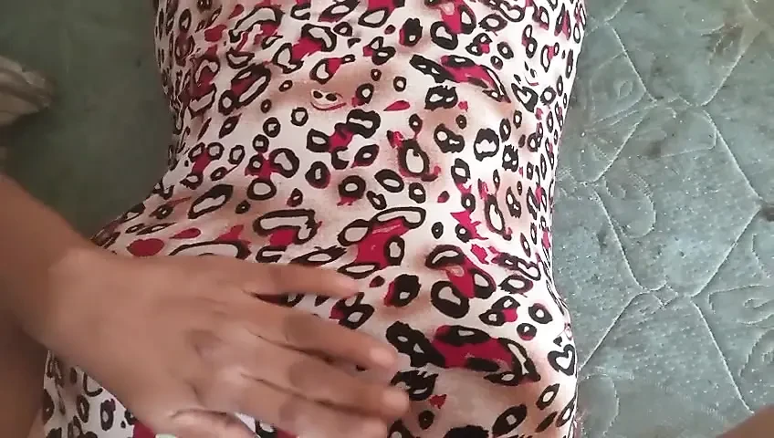 继妹去健身房迟到了。热身只剩下几分钟了...