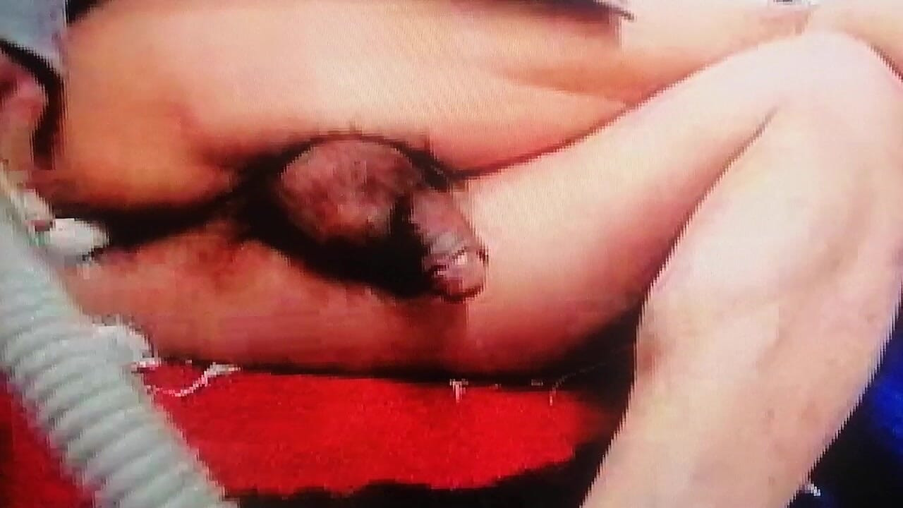 它向我口水。
我有多热辣，我的鸡巴流口水，我喜欢把自己的东西放进去..当然，非常小心。