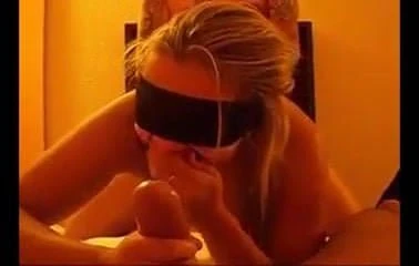 Corno convida amigo pra comer a esposa vendada blindfolded