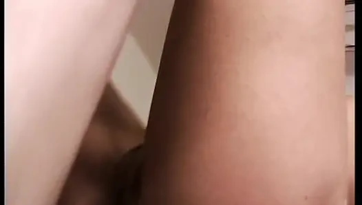 Ateşli Alman esmer seksi genç erkek avcısının önünde sert sikiliyor