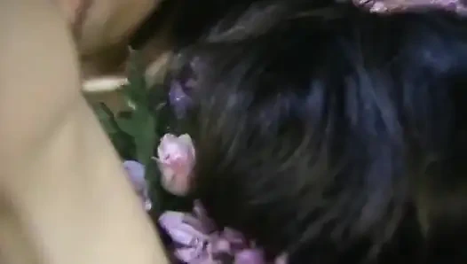 Büyük memeli esmerler ve sütlü tutku ile ateşli üçlü seks