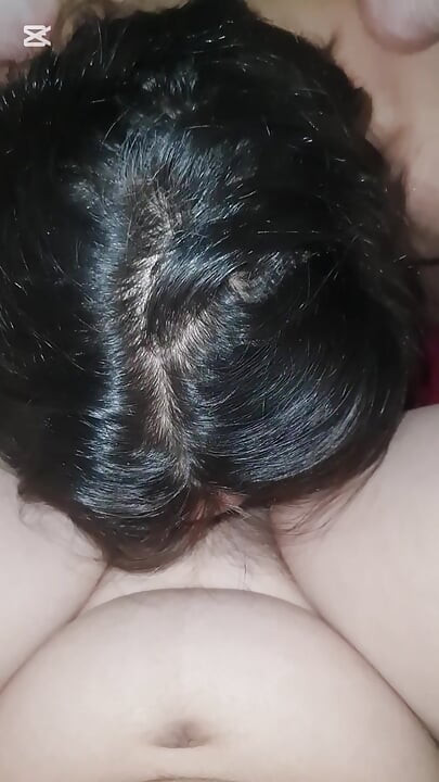 सेक्सी Milf(चोदने लायक मम्मी) चाटी जाती है और अपनी गीली चूत वाले पैर के साथ खेलती है