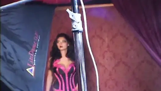 Tera Patrick'in yer aldığı siyah ve pembe korse fotoğraf çekimi