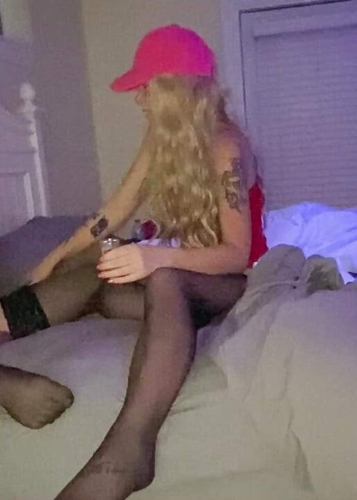 Bölüm 2 iç çamaşırlı ve çoraplı ateşli evli kadın ve travesti koca seks yapıyor