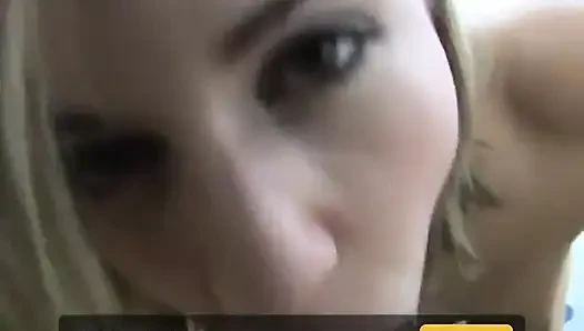 Mädchen leckt und lutscht an dem kopf von typen und lutscht seinen schaft