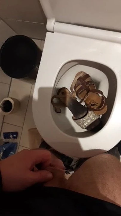 Pisse auf mamas stinke Schuhe