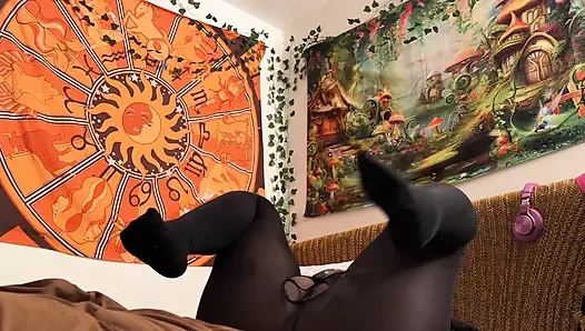 Cewek semok kulit hitam lagi asik ngentot dildo dengan legging ketatnya