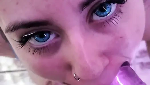 Gadis hot ini lagi asik nyepong kontolku sampai aku crot di mulutnya