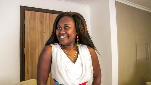 Massagista africana contratada para foda interracial de corpo inteiro