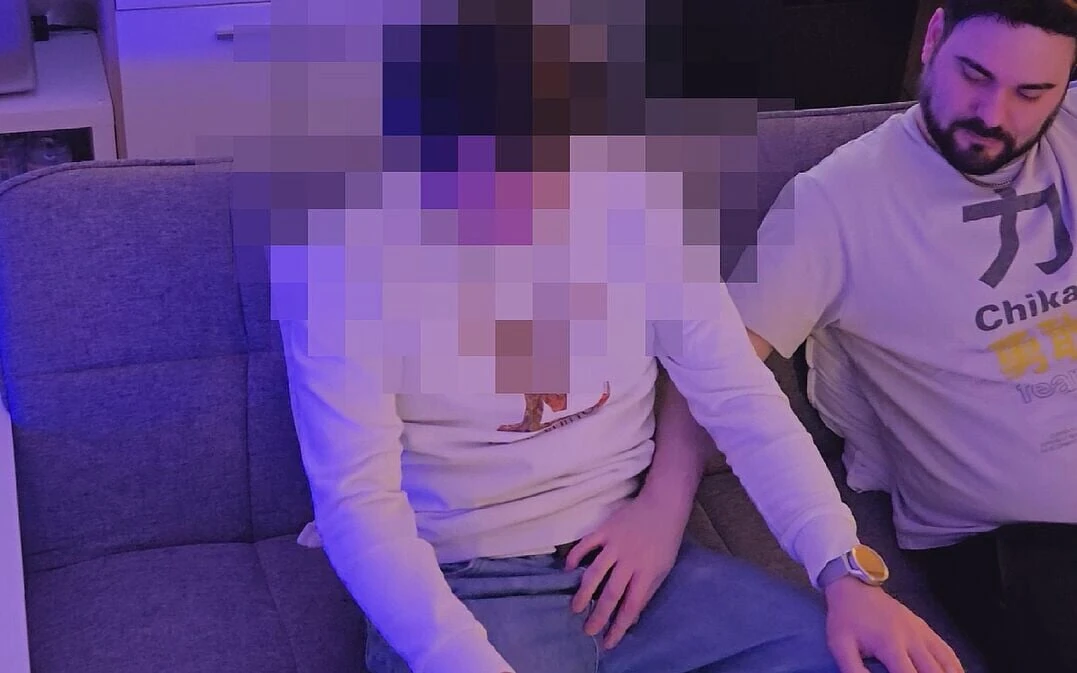 Ung rak rörmokare kommer över på sin fritid och blir sugen av mig och jag kommer på hans lår