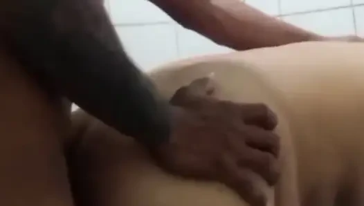 Bayan kız yüzünü kameraya gösteriyor