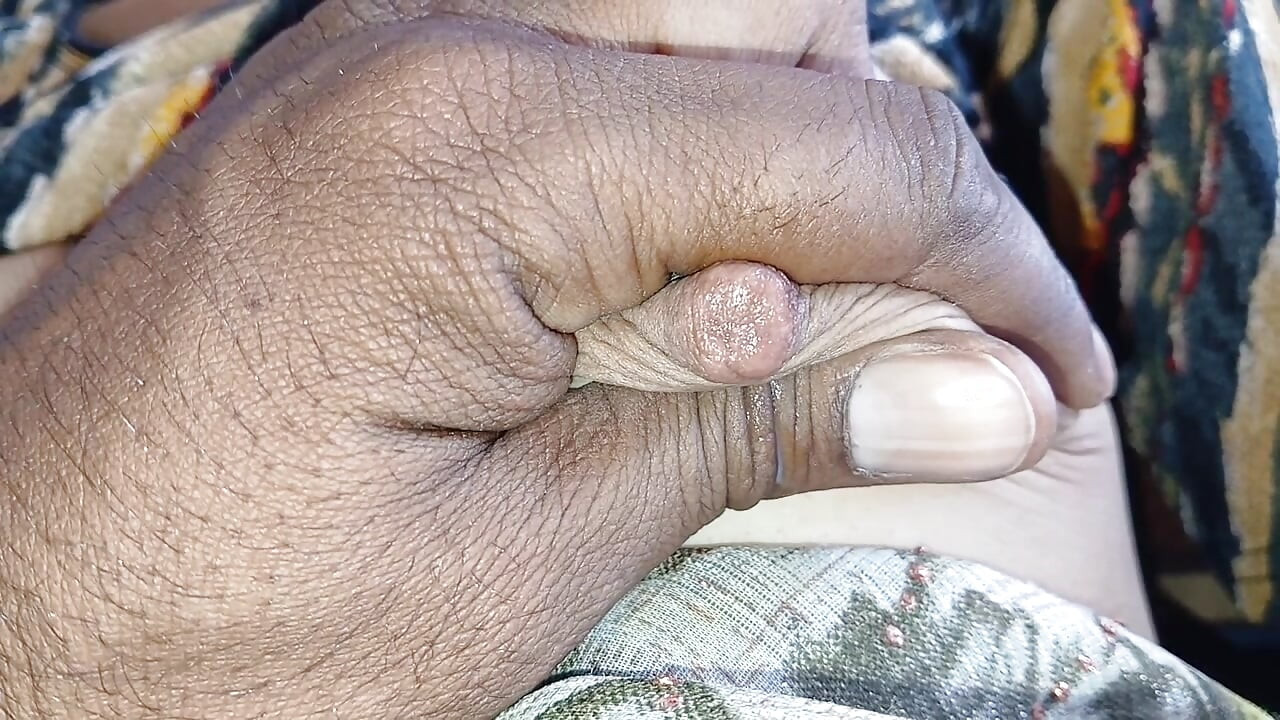 bhabhi ki gand mai finger dali aur milk nikala