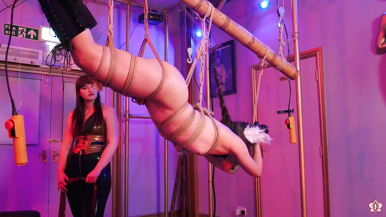 吊马女孩奴隶米拉接受女神Vivienne l'Amou鞭打和阴户温柔