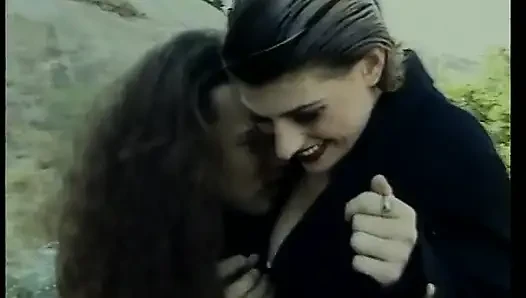Ateşli esmer açık havada sert grup seks sırasında götünü siktiriyor