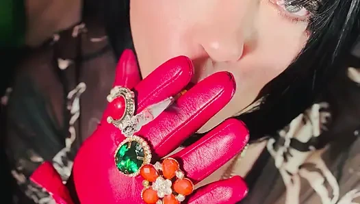 Leder mit handschuhen, Goth tina snua raucht eine korken-100-Zigarette - OMI OME snap atmet Rauch