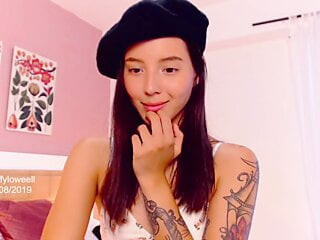 Sexy Colombian webcam model Effy looks very sensual and attractive with a beret on her head