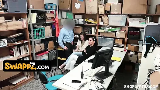 Hırsızlık yapan üvey kız Peyton Robbie ve annesi Sheena memurla bir anlaşma yapıyor