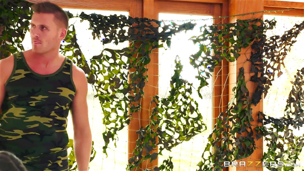 Brazzers - la británica Lexi Lowe comparte una doble mamada de garganta profunda y un trío sexual con Stella