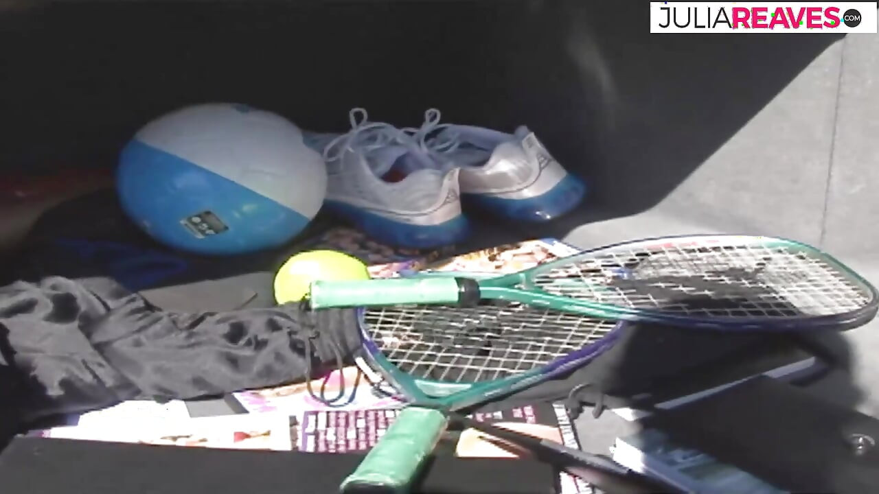 Plavuša se saginje dok joj ogroman crni kurac gura pičku otpozadi