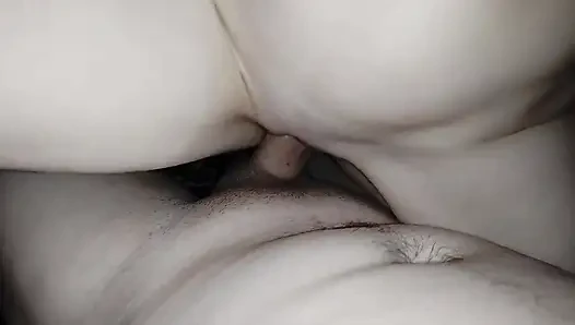 Adik tiriku dicrot di dalam di malam hari, dia suka banget dicrot di dalam sama adik tiriku