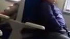 Perverseling die zich aftrekt en zijn sperma eet in de trein