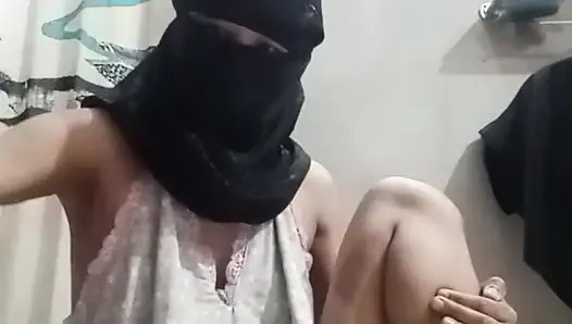 Sevimli desi kız üvey erkek kardeşimin evinde sıkı amcığımı parmaklarken göğüslerini gösteriyor