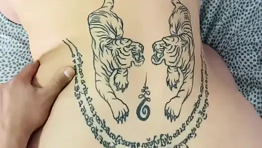 Azgın bir şekilde uyandım ve erkek arkadaşımın yarağını emdim ve sonra bana lezzetli bir sikiş yaptı
