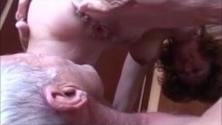 Viejo cornudo comiendo semen anal