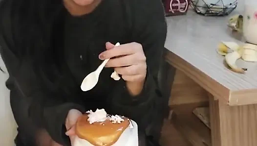 Ich fülle meinen bauch mit essen