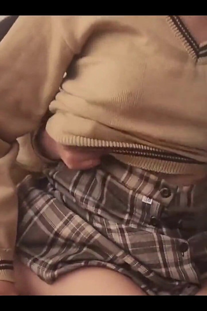 看他在教室里操她!!!在墨西哥一所学校的下午轮班期间，学生独自在教室里！一个